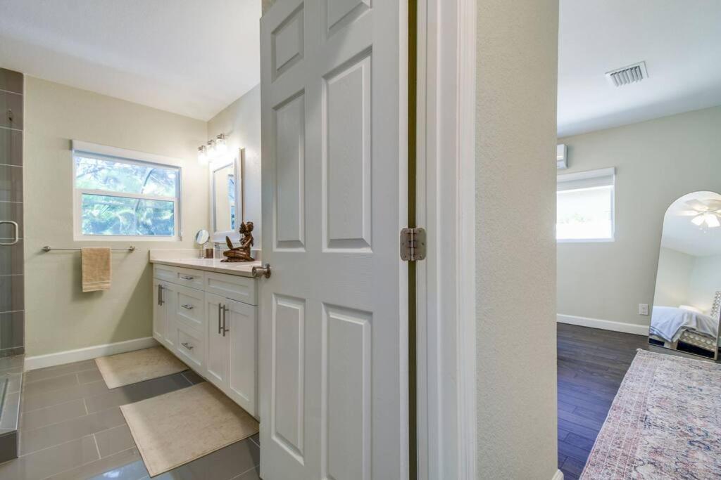 Luxury In The Heart Of South & Pool!