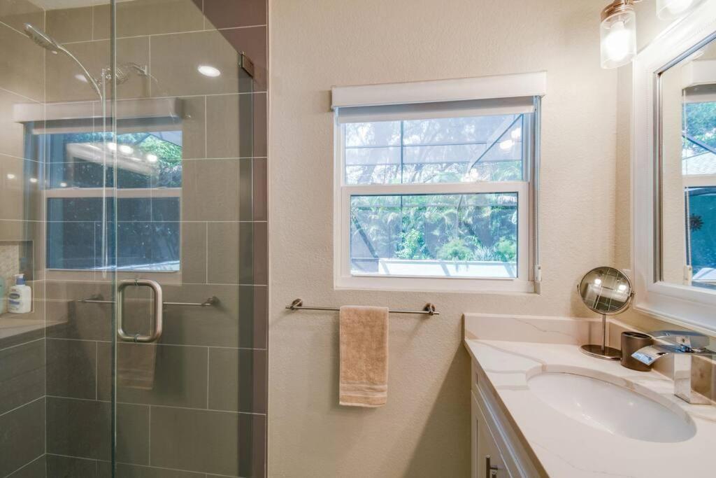 Luxury In The Heart Of South & Pool! Holiday home Tampa