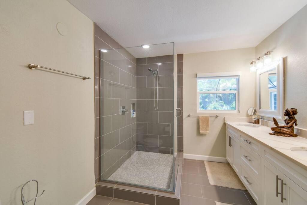 Luxury In The Heart Of South & Pool! Holiday home